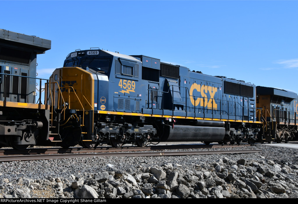 CSX 4569 Roster shot.